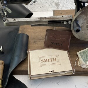 Regalo para papá, regalo para novio, billetera minimalista, tarjetero de cuero, iniciales personalizadas, billetera delgada para tarjetas, regalos para hombres, billetera de cuero para hombres
