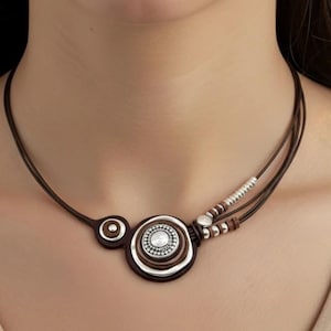 Handgemaakte leren bohoketting, asymmetrische moderne statement sieraden