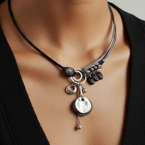 Collana girocollo in pelle nera: ciondolo con charm in argento, gioiello di tendenza fatto a mano