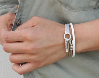 pulsera cuero blanca,  regalo para mujer, pulsera con cierre magnetico