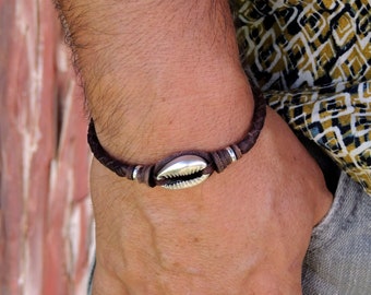 Handgemaakte gevlochten leren armband met schelp: beachy surfer-sieraden
