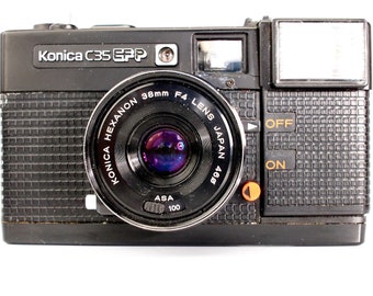 Cámara de apuntar y disparar Konica C35 EF P con película de 35 mm f2.8, con enfoque automático, correa de muñeca, batería y película, en excelentes condiciones, probada