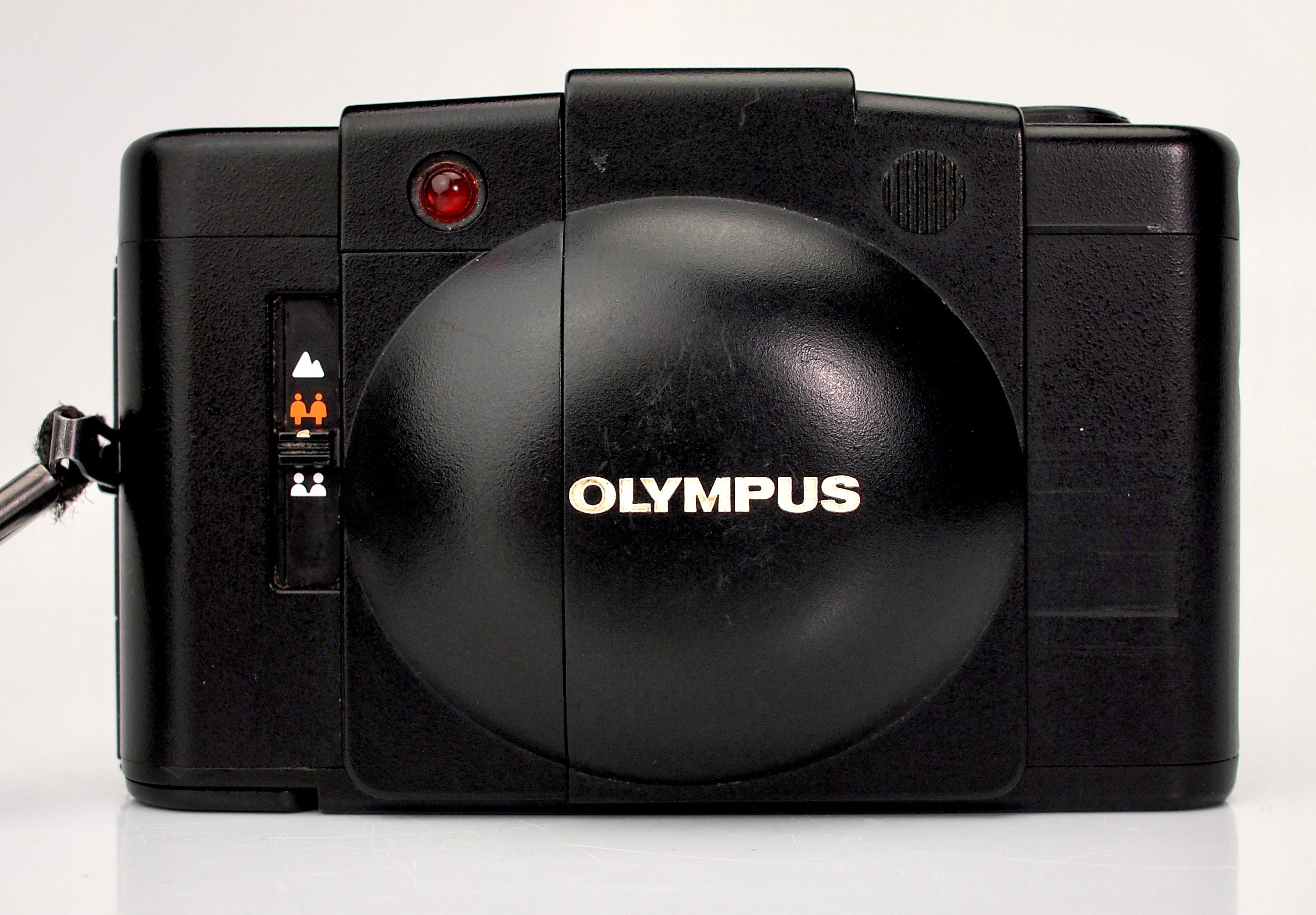 OLYMPUS XA2 D.ZUIKO 35mm f3.5 A11 Electronic Flash Compact