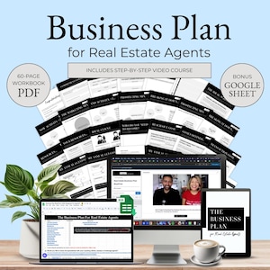 Op de afbeelding: Een businessplan voor makelaars, met een 60 pagina's tellend werkboek PDF en een bonus Google Sheet. De afbeelding toont een laptop, desktopcomputer en tablet met het plan, samen met een kopje koffie en een plant.