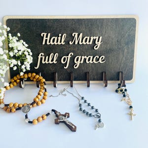 Porta rosario con messaggio ispiratore, porta rosario in legno fatto a mano con citazione Ave Maria, supporto funzionale per rosario in legno