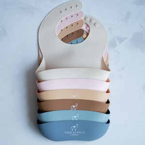 Bavoir en silicone avec plateau de collecte | sans BPA, imperméable et lavable | Cadeau baby shower | 30 x 24 cm | 6 couleurs disponibles | Petit alpaga