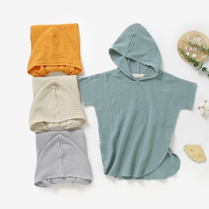 Puede incluir: Cuatro camisas con capucha en diferentes colores: naranja, beige, gris y azul. Las camisas están hechas de una tela suave y ligera y tienen un corte holgado.