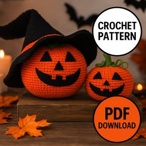 Puede incluir: Dos calabazas de ganchillo naranjas con caras de jack-o'-lantern negras. Una calabaza lleva un sombrero de bruja negro con una banda naranja. La imagen incluye el texto "CROCHET PATTERN" y "PDF DOWNLOAD".