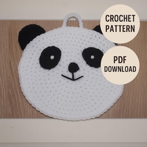 Puede incluir: Una cara de panda de ganchillo blanco con orejas, ojos y nariz negros. El panda tiene un lazo en la parte superior para colgarlo. El texto de la derecha dice "CROCHET PATTERN" y "PDF DOWNLOAD".
