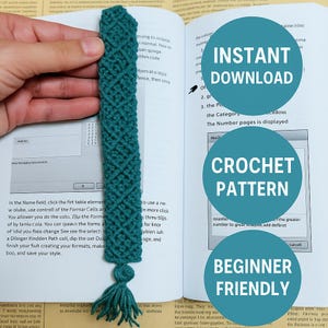 Può includere: Segnalibro all'uncinetto color turchese con motivo a rombi e nappina. Il segnalibro è mostrato in un libro con testo e le parole "Download istantaneo", "Modello all'uncinetto" e "Principiante".
