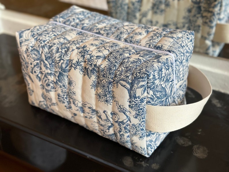 Maxi toiletry bag in quilted toile de Jouy lined in coated cotton, 4 colors to choose from image 4