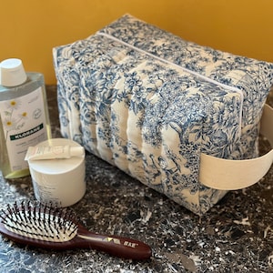 Maxi trousse de toilette en toile de Jouy matelassée doublée en coton enduit, 2 tailles, 5 couleurs et 9 doublures au choix