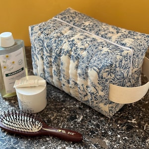 Maxi trousse de toilette en toile de Jouy matelassée doublée en coton enduit, 4 couleurs au choix Bleu