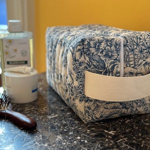 Maxi toiletry bag in quilted toile de Jouy lined in coated cotton, 4 colors to choose from image 2