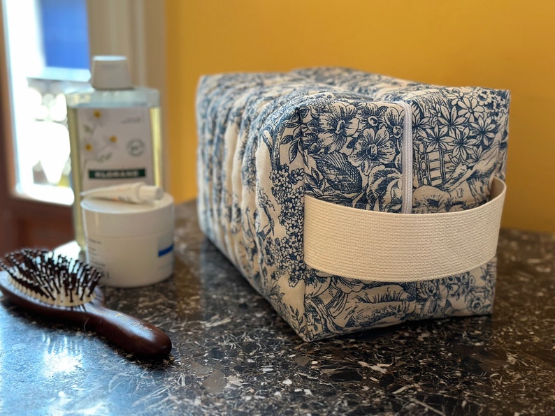 Maxi toiletry bag in quilted toile de Jouy lined in coated cotton, 4 colors to choose from image 2