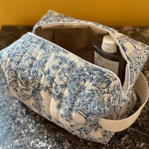 Maxi toiletry bag in quilted toile de Jouy lined in coated cotton, 4 colors to choose from image 3
