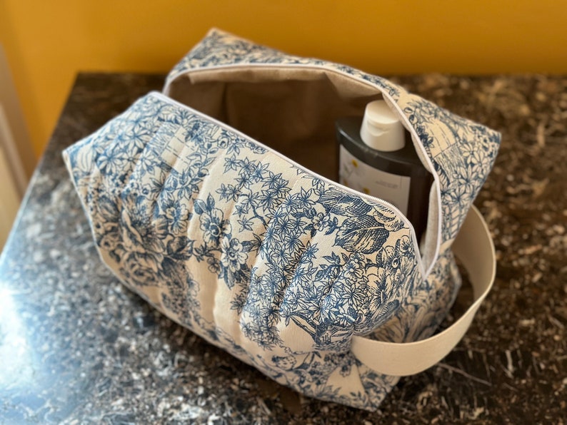 Maxi trousse de toilette en toile de Jouy matelassée doublée en coton enduit, 4 couleurs au choix image 3