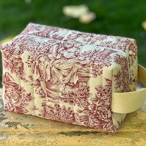 Maxi toiletry bag in quilted toile de Jouy lined in coated cotton, 4 colors to choose from Red