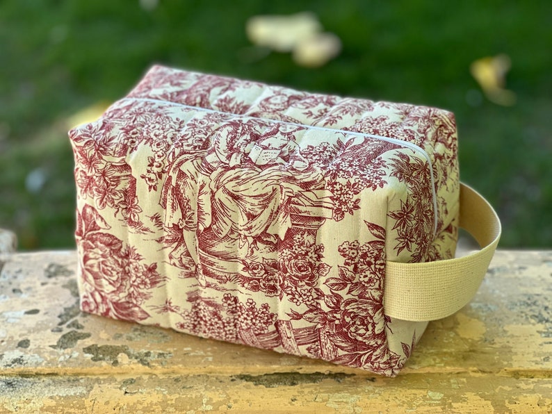 Maxi toiletry bag in quilted toile de Jouy lined in coated cotton, 4 colors to choose from Red