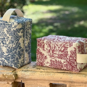 Maxi toiletry bag in quilted toile de Jouy lined in coated cotton, 4 colors to choose from image 7