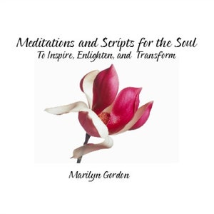 Op de afbeelding: Een boekomslag met een roze en witte magnolia-bloem en de titel "Meditaties en scripts voor de ziel" met de ondertitel "Inspireren, verlichten en transformeren". De naam van de auteur, "Marilyn Gordon", staat onder de bloem gedrukt.