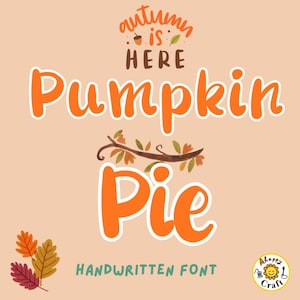 Könnte beinhalten: Digitalgrafik mit den Worten "autumn is here" und "Pumpkin Pie" in orangefarbener, handgeschriebener Schrift. Ein Zweig mit Blättern und den Worten "Handwritten Font" ist ebenfalls enthalten. Ein Happy-Craft-Logo befindet sich in der unteren rechten Ecke.