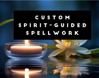 Puede incluir: Una vela encendida en un cuenco de cristal transparente, una flor de loto blanca y el texto "CUSTOM SPIRIT-GUIDED SPELLWORK" sobre un fondo negro, todo reflejado en el agua. El fondo es un degradado de azules y verdes.