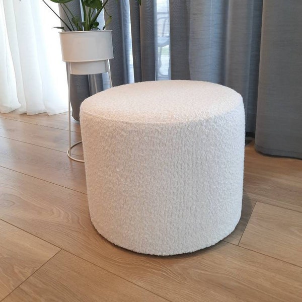 Puf de terciopelo hecho a mano: taburete otomano moderno, decoración minimalista.
