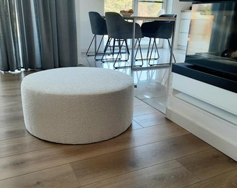 Weißer Boucle Pouf, XXL moderne Sitzfläche, runder Ottomane, stylisches Bodenkissen.