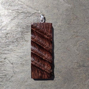Pendentif en bois sculpté, fait à la main à partir de bois de Panga Panga, caution en argent sterling