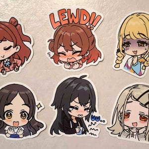 以下が含まれることがあります： 様々な表情をした漫画のキャラクターのステッカー9枚セット。ステッカーは光沢のある仕上げの白い紙に印刷されています。キャラクターは、大きな頭と小さな体を持つちびスタイルで描かれています。ステッカーは、ピンク、ブルー、イエロー、ブラウンなど、さまざまな色を使用しています。