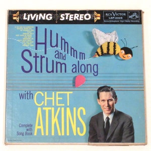 Chet Atkins vinyl Hum and Strum Along song book of guitar ukulele chords inside deluxe gatefold version of 1959 record in RCA Living Stereo