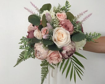 bridesmaids with bouquets