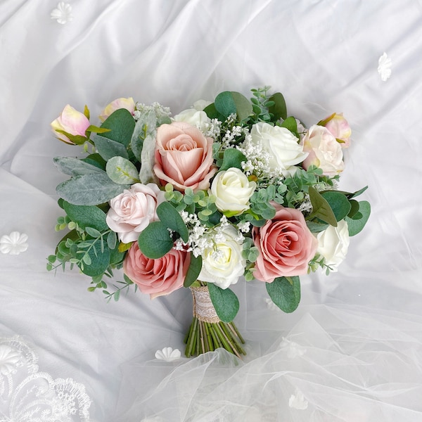 Ramo de novia rosa polvoriento: rosa ruborizado, crema y eucalipto