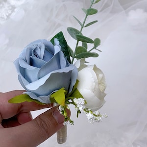 Hochzeit Boutonniere, staubblaue Boutonniere