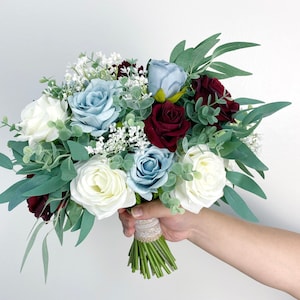 Stofblauw bruidsboeket: bordeauxrode, saliegroene en witte zijden bloemen