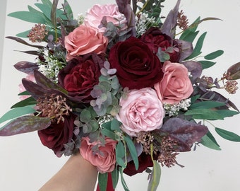 Bouquets bordeaux, bouquets de demoiselles d'honneur, bouquet de mariage d'hiver, bouquet de roses roses bordeaux, bouquet bohème, pivoines, eucalyptus