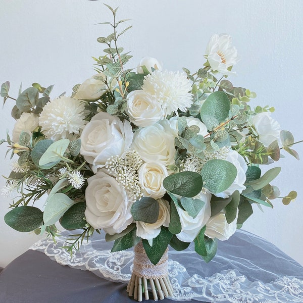 Weißer Brautjungfern-Blumenstrauß, weiße Rose, Eukalyptus, Gartenhochzeit, Strandhochzeit, Frühlingshochzeit