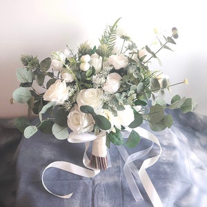 Hochzeitsstrauß Weiße Rose & Eukalyptus: Boho Brautblumen