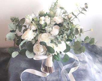 Ramo de novia de rosas blancas y eucalipto: Boho Bridal Flowers