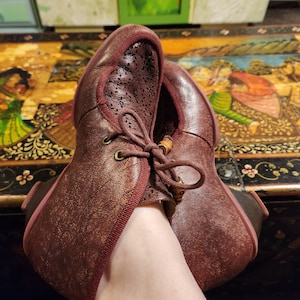 John Fluevog Hope: Daydream botki botki botki bordowe bordowe fioletowe EU39 UK6 US8 skórzane pebbled stonewash laser-cut broderie angielskie