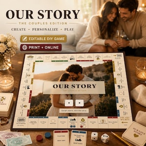 Pode incluir: Um jogo de tabuleiro personalizado intitulado Our Story The Couples Edition com uma foto central de um casal, espaços de jogo com texto como First Kiss e Date Night, dois dados brancos, cartas de jogo e dinheiro de brinquedo numa mesa de madeira.