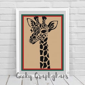 Può includere: Stampa artistica incorniciata con un'illustrazione di giraffa nera e marrone. La testa e il collo della giraffa sono di profilo, su uno sfondo marrone con un bordo rosso e verde. Il testo "Geeky Graphghans" è in basso.
