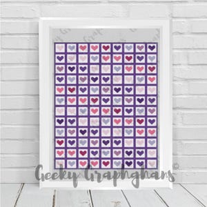 Puede incluir: Una impresión enmarcada con un patrón de corazones en morado, rosa y blanco. Los corazones están dispuestos en un patrón repetitivo sobre un fondo morado. El texto "Geeky Girapghans" está en la parte inferior.