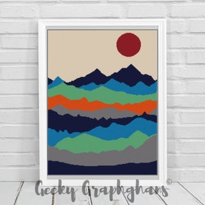 Peut inclure: Une impression d'art numérique représentant une chaîne de montagnes avec un soleil rouge dans le ciel. Les montagnes sont superposées dans des tons de bleu, de vert, d'orange et de gris. L'arrière-plan est de couleur beige clair.