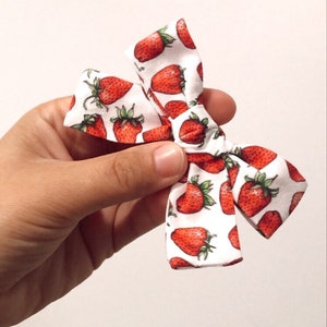 Strawberry Hair Bow Clip,Handtied Cotton Hair Bow, Strawberry Hair Clip for Toddlers, Strawberry Baby Bow,Summer Hair bows,Baby Bow Headband