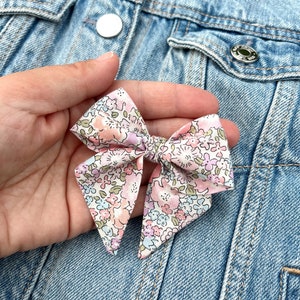 Lazo para el cabello con diseño floral de Liberty of London: pinza de cocodrilo de algodón hecha a mano