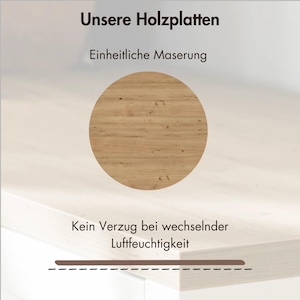 Puede incluir: Primer plano de una superficie de madera clara con una muestra circular de la misma madera. El texto "Unsere Holzplatten" y "Einheitliche Maserung" est&aacute; en la parte superior de la imagen. El texto "Kein Verzug bei wechselnder Luftfeuchtigkeit" est&aacute; en la parte inferior de la imagen.