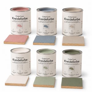 Könnte beinhalten: Sechs Dosen ClutterCover Kreidefarbe Kreidefarbe in verschiedenen Farben, darunter Rosa, Blau und Grün, mit passenden lackierten Holzmustern. Die Dosen haben weiße Etiketten mit deutschem Text und Möbelillustrationen.