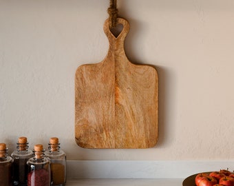 Wooden cutting board with handle, serving board with jute rope for hanging, wooden cutting board, kitchen board 39 x 25 cm